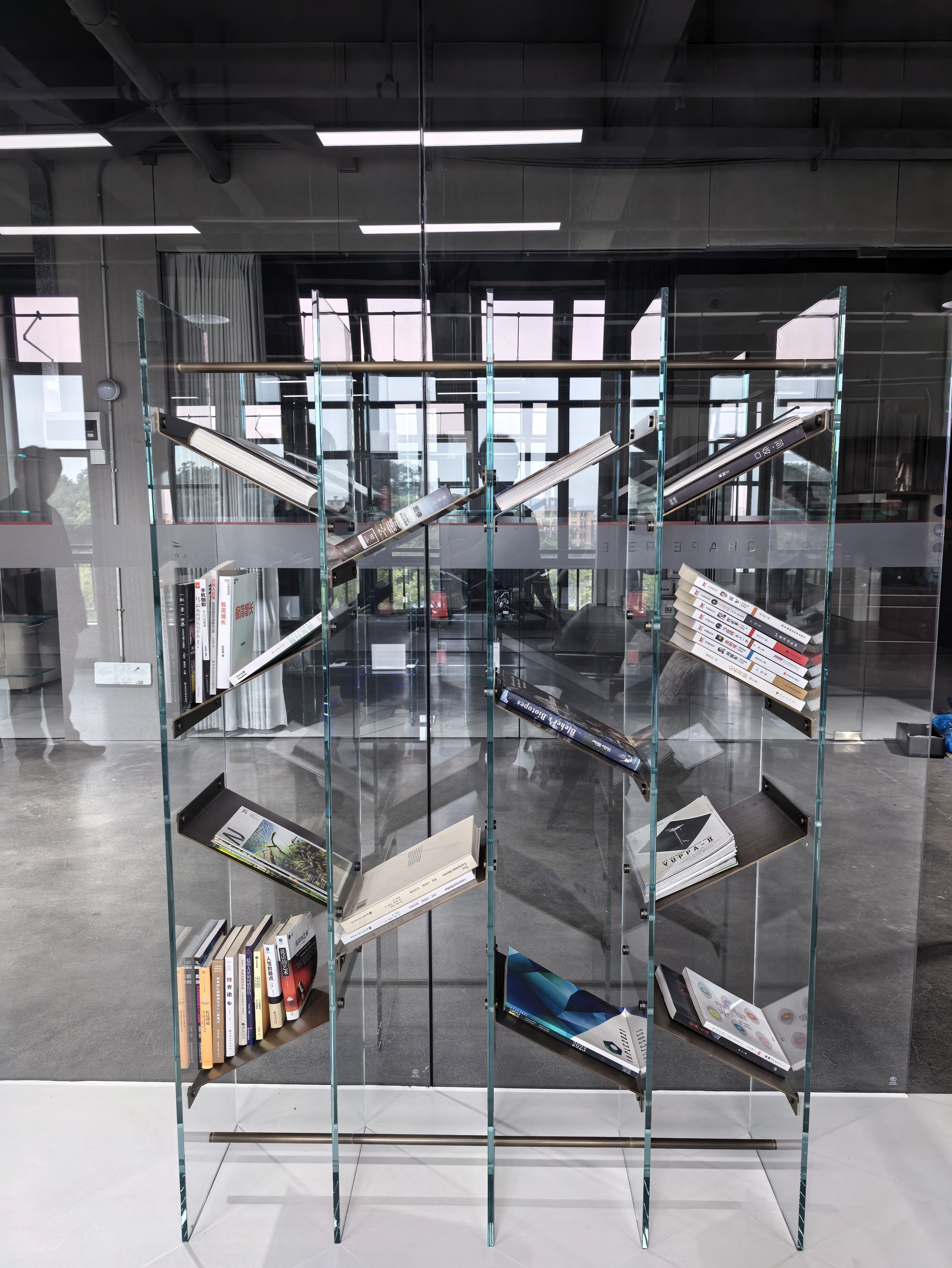 glass display cabinet خزانة عرض زجاجية (15)