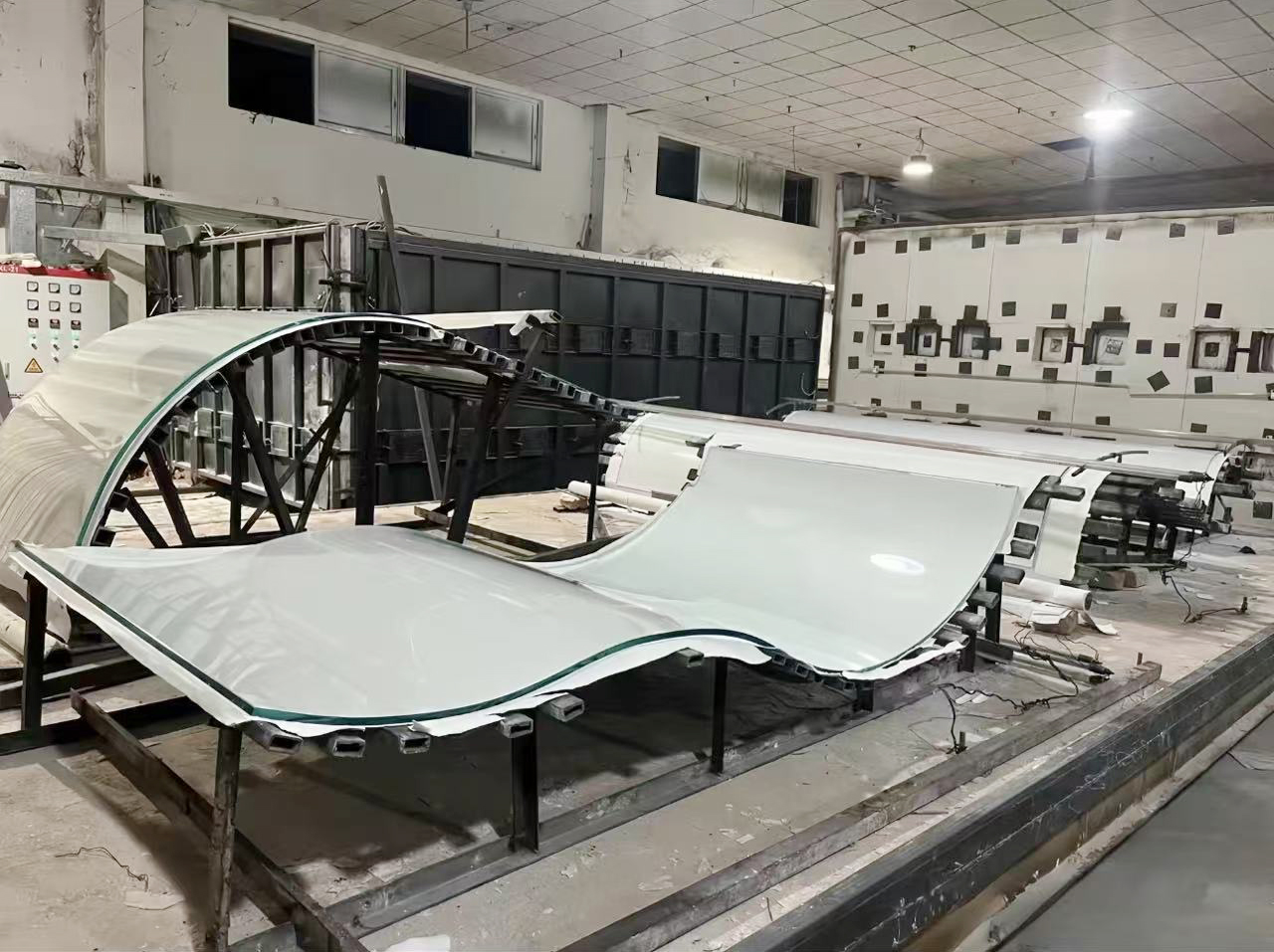 curved glass زجاج منحني (1)