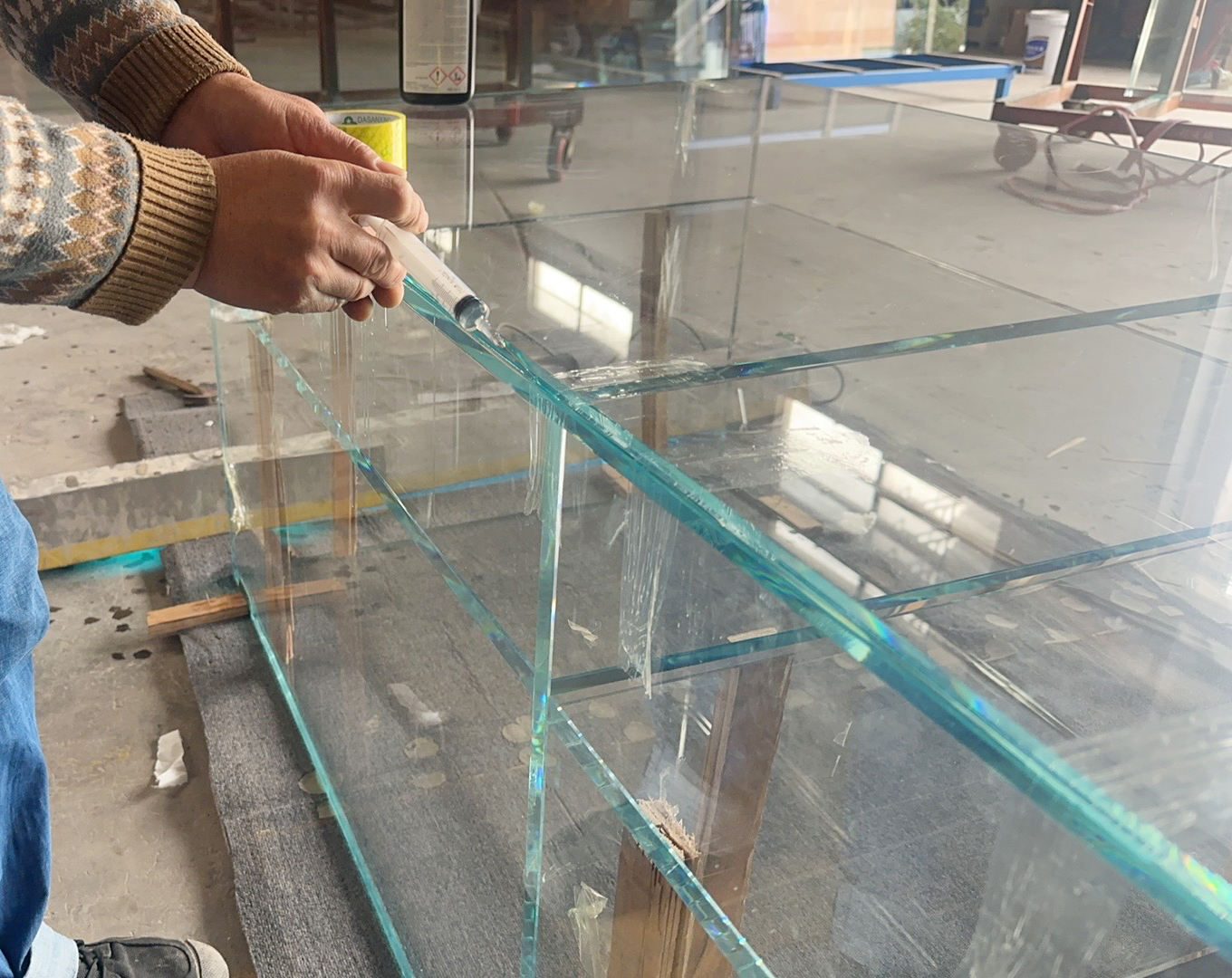 glass display cabinet خزانة عرض زجاجية (1)